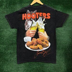 Hooters Clearwater Mineral Wash T-Shirt Size Medium
